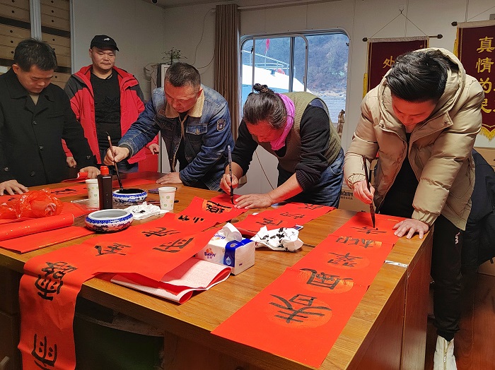 群賢畢至賀新春，揮毫潑墨送祝福